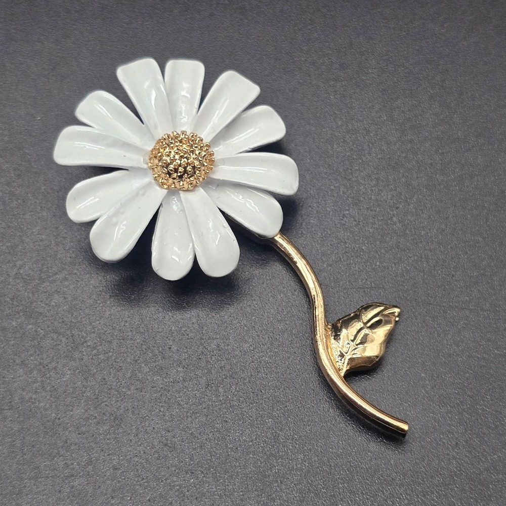 White Enamel Flower Brooch Gold Tone Retro Spring Fashion Jewelry